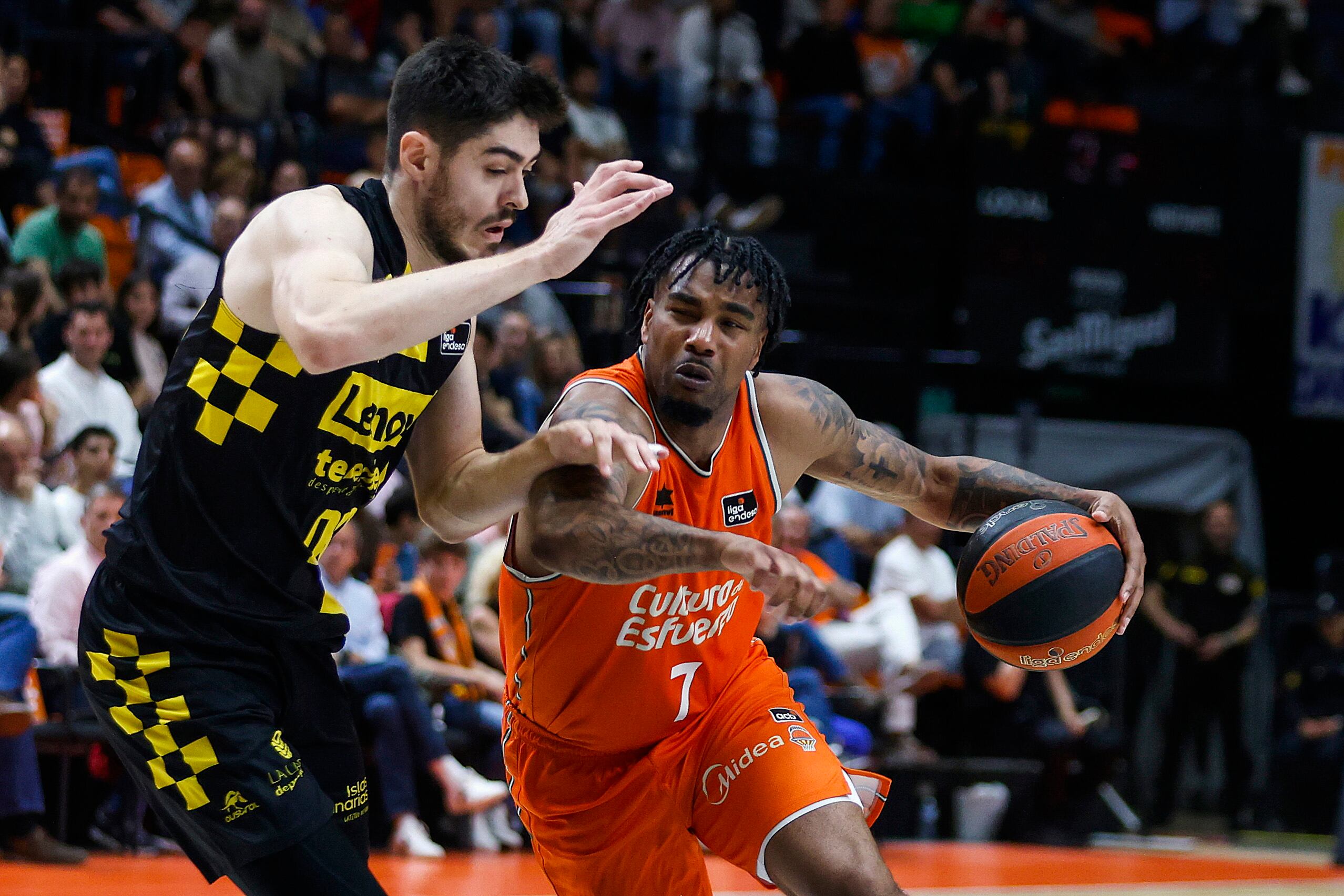 VALENCIA, 21/04/2024.- El alero español del Lenovo Tenerife Edgar Vicedo (i) defiende al base armenio-estadounidense del Valencia Basket Chris Jones (d) durante el partido de Liga Endesa disputado este domingo en el pabellón Fuente de San Luis de Valencia. EFE/ Miguel Ángel Polo