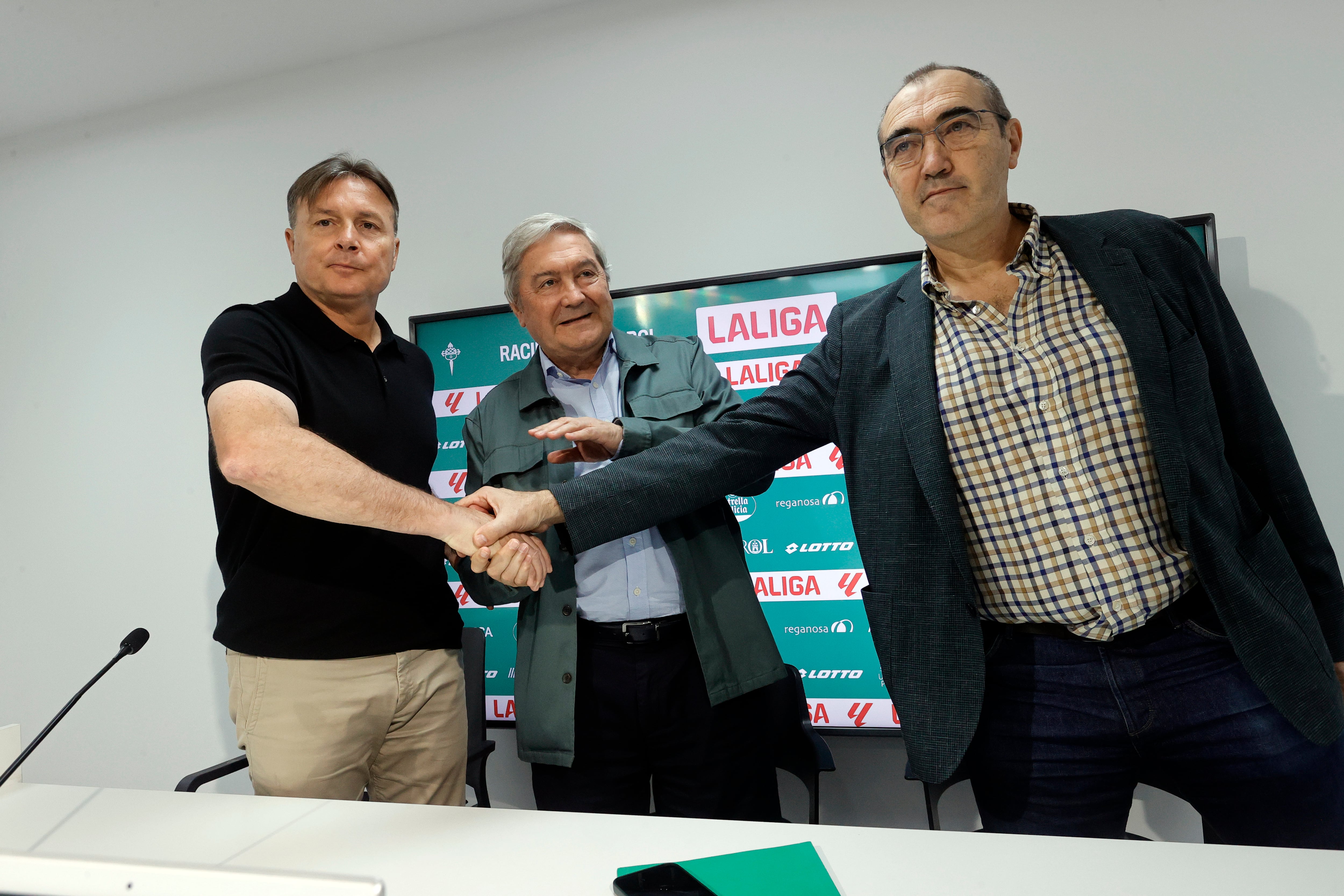 Cristóbal Parralo, Manuel Ansede y Carlos Mouriz, este verano en A Malata con motivo de la renovación del técnico (foto: Kiko Delgado / EFE)