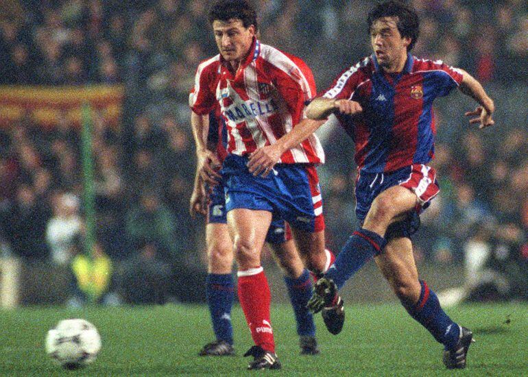 Vizcaíno e Iván Iglesias, en el partido de Copa entre el Barcelona y el Atlético del 7 de febrero de 1995.