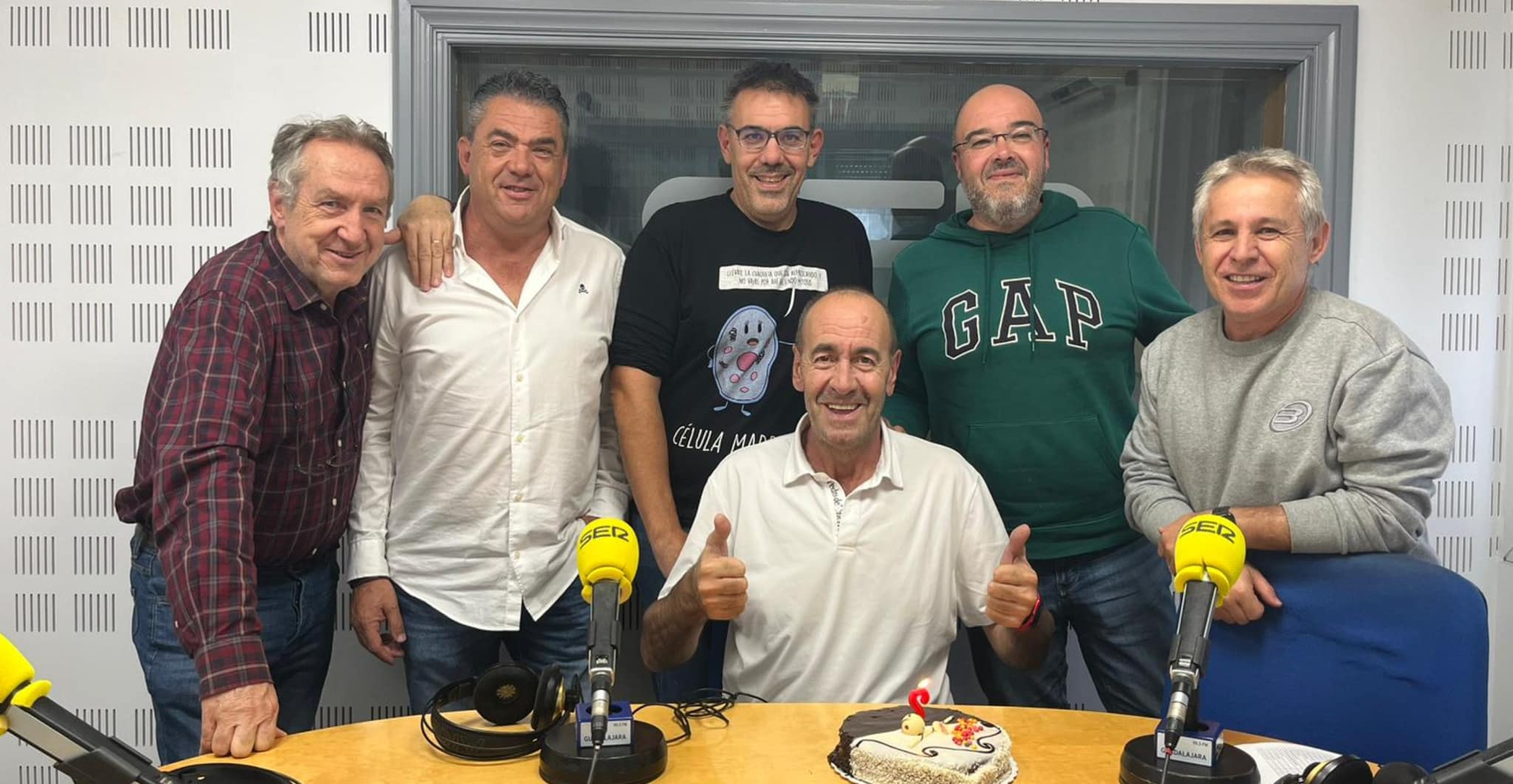 Compañeros y amigos regalaron una tarta a Kike Pastor en su última tertulia radiofónica