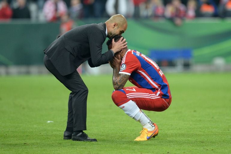 Guardiola consuela a Boateng tras caer en penaltis ante el Dortmund