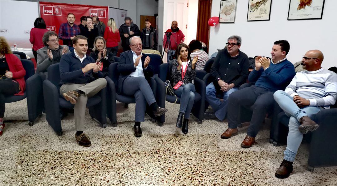 Jesús Caro y cargos públicos y militantes del PSOE en la sede en la que han seguido el escrutinio
