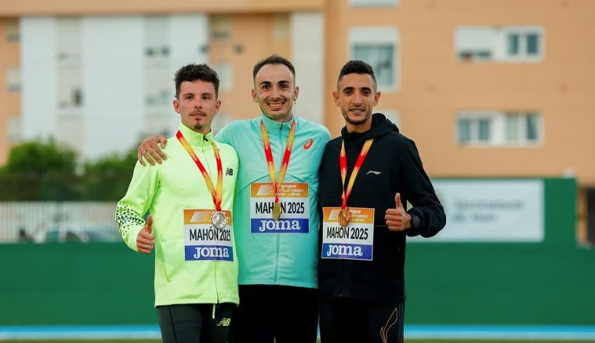 Eduardo Menacho al centre del pòdium del Campionat d'Espanya de Fons celebrat a Maó.