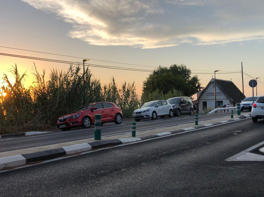  Tramo de la CV-500 a la altura de la Gola de Puchol atravesado por decenas de personas a la hora del atardecer