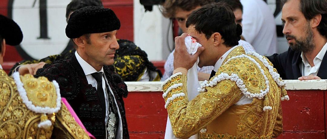 El diestro Paco Ureña tras recibir un fuerte pitonazo en el ojo en la Feria Taurina de Albacete