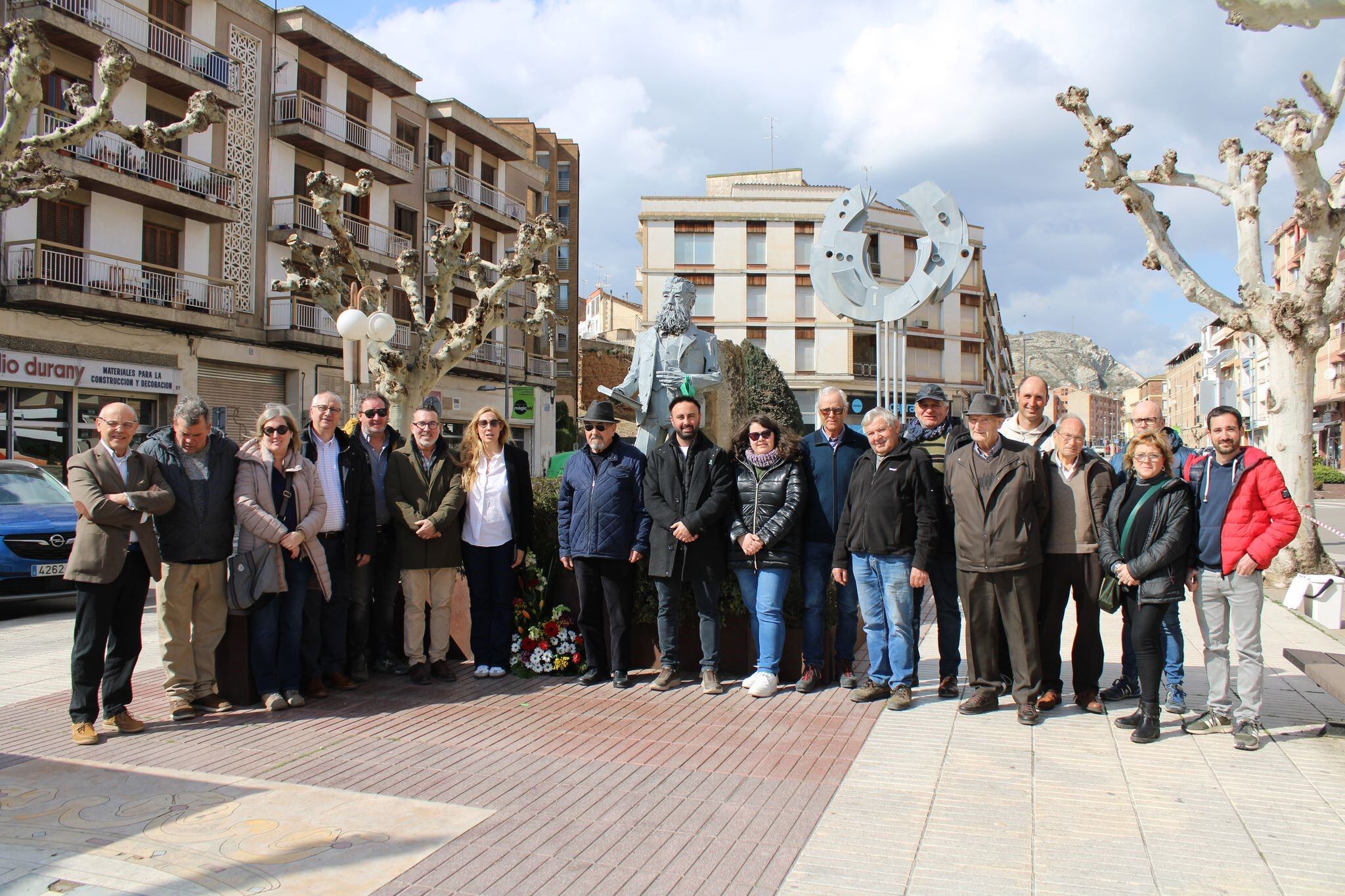 Imagen de la foto de familia de los participantes en el homenaje a Joaquín Costa