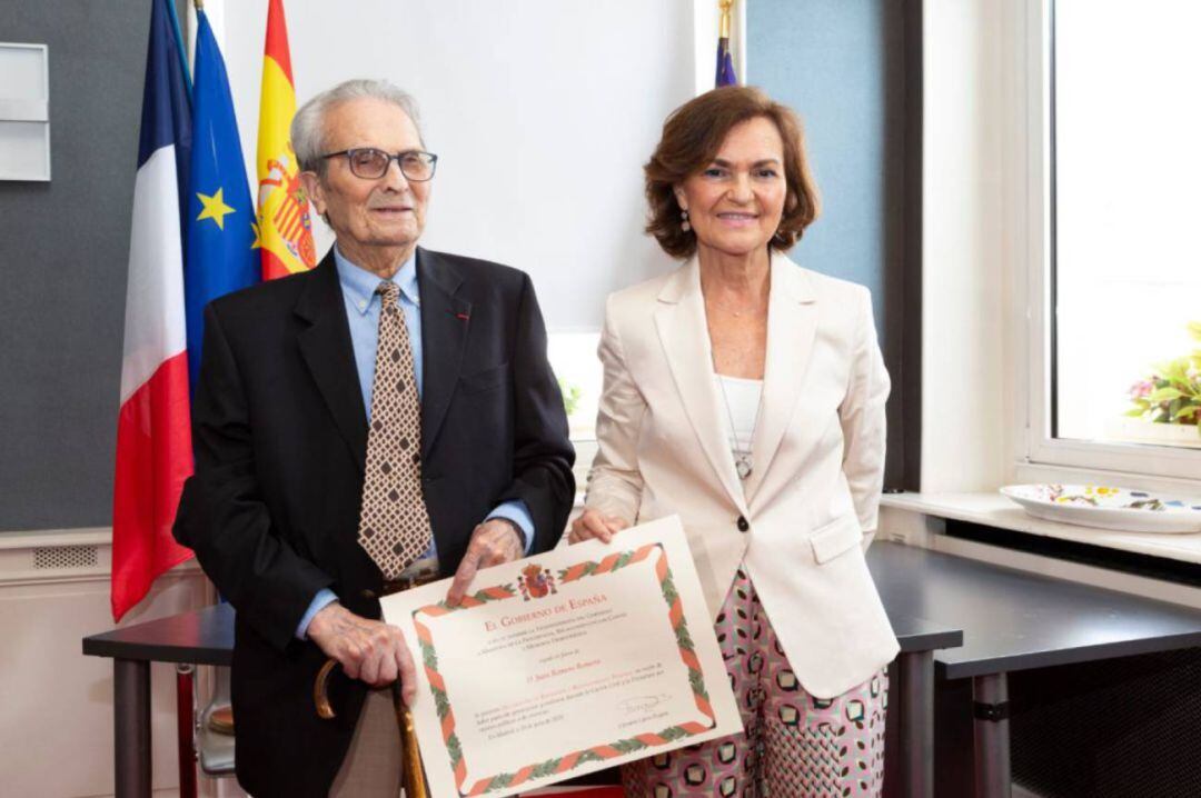 La vicepresidenta del Gobierno, Carmen Calvo con Juan Romero Romero, el cordobés que se ha convertido a sus 101 años, en el úlitmo español superviviente de Mauthausen