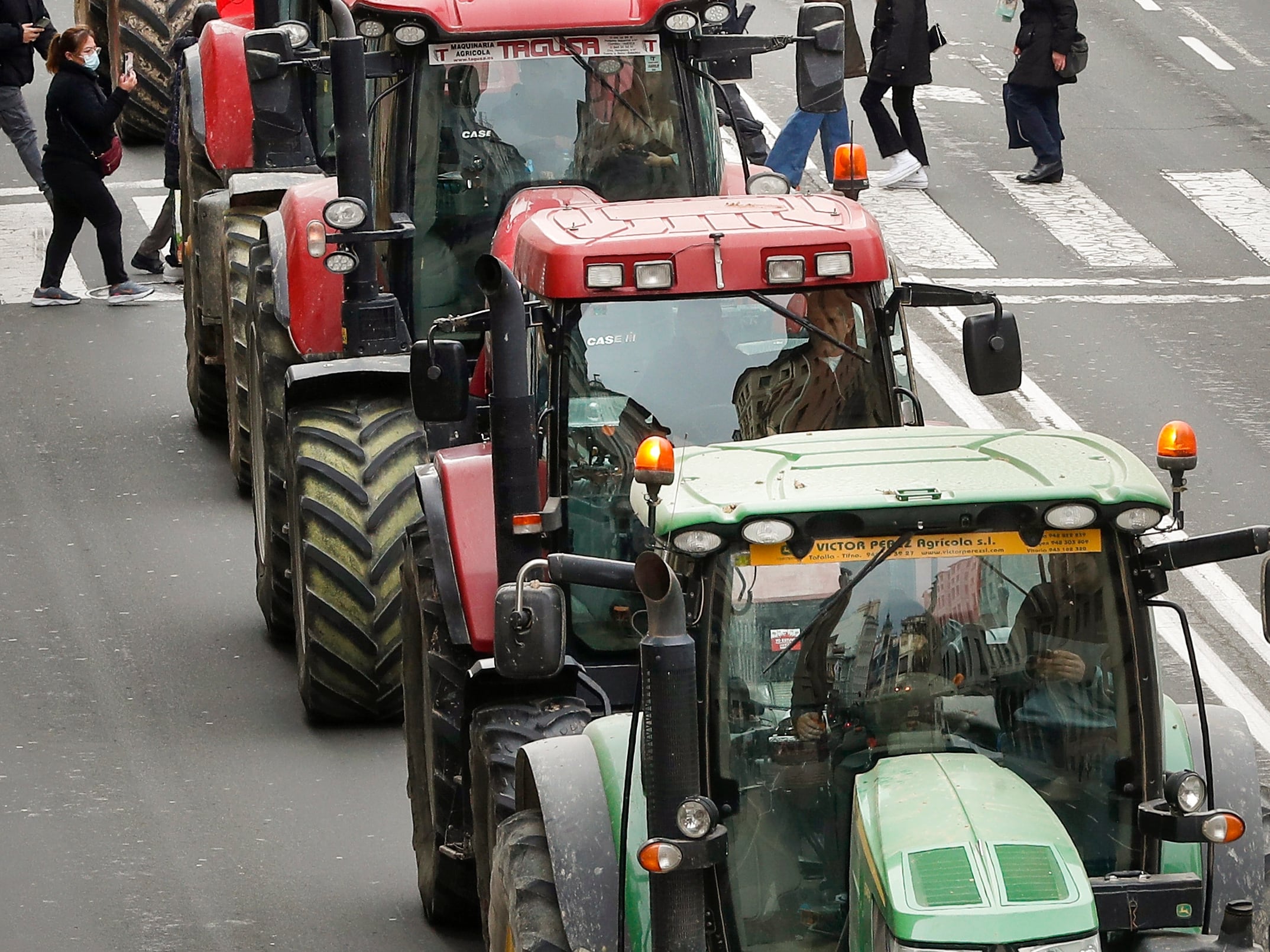 Centenares de tractores salen a las calles navarras a pedir soluciones al Gobierno Foral, ante los problemas económicos del sector primario. ARCHIVO.