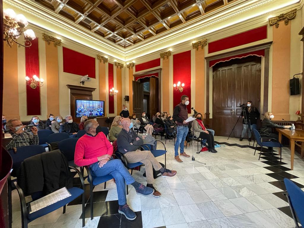 Familiares de la Residencia Domus Vi en el pleno del Ayuntamiento de Alcoy