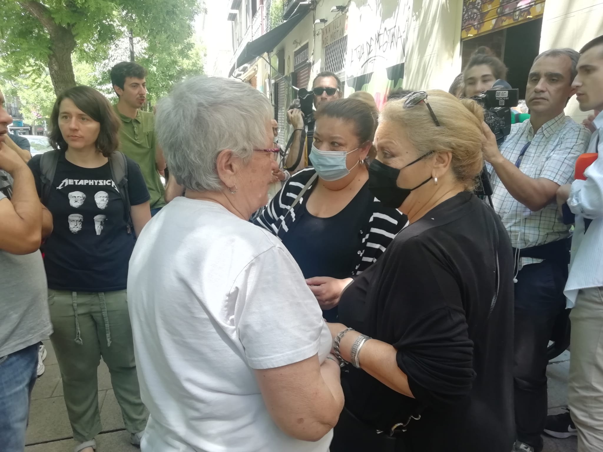 Teresa Sarmiento junto a Rosi y Pepi que fueron desahuciadas en 2019 de Argumosa, 11.