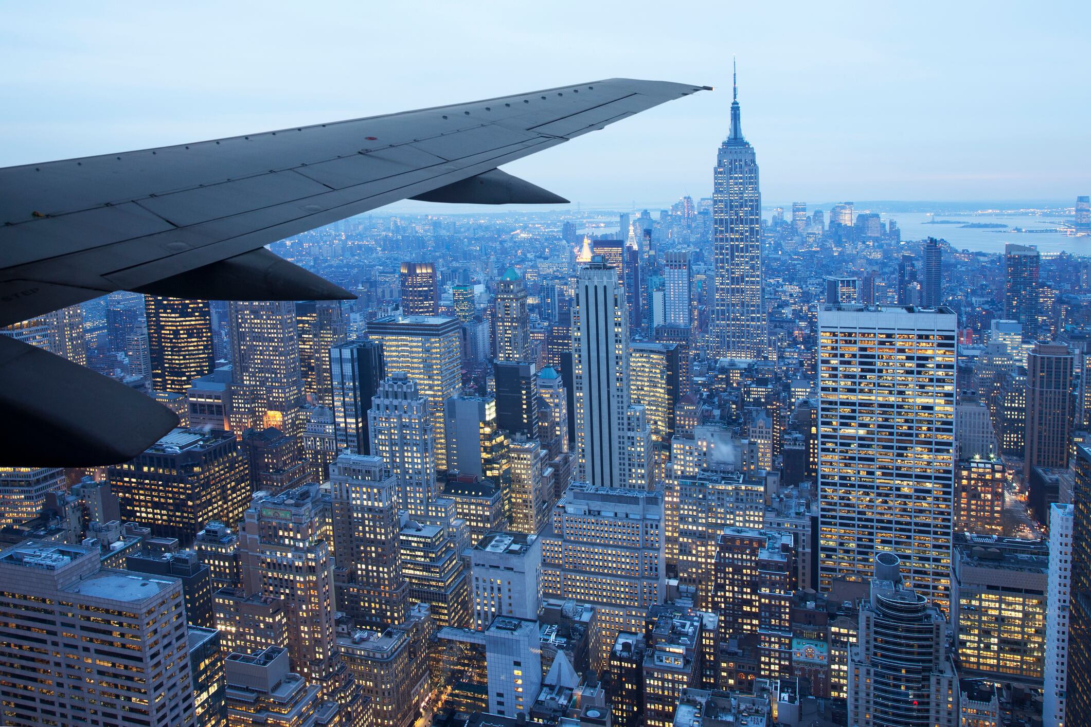 Avión sobrevolando Nueva York