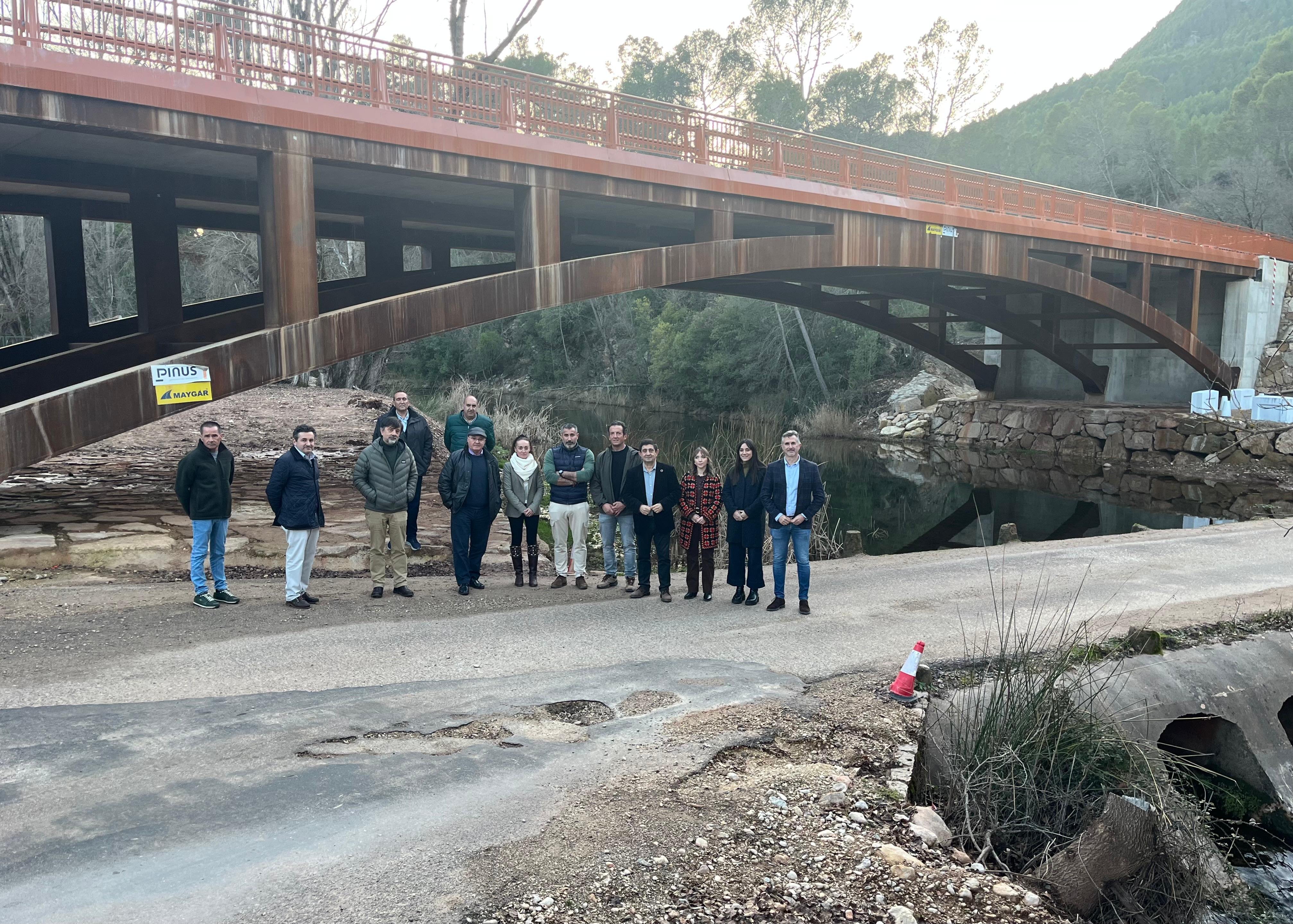 El presidente de la Diputación de Jaén, Paco Reyes (cuarto por la dcha), acompañado de autoridades locales y provinciales junto al puente de acceso a la Loma de Mari Ángela.