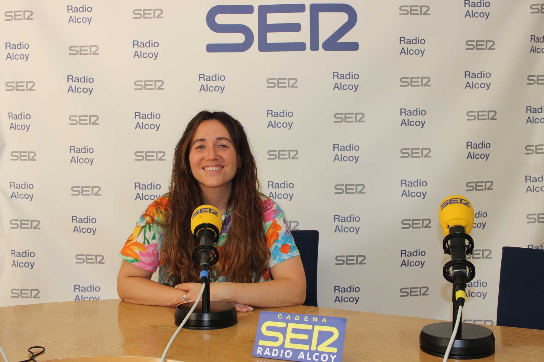 Berta Iñíguez, regidora de Cultura, de Cocentaina, en l&#039;estudi central de Radio Alcoy