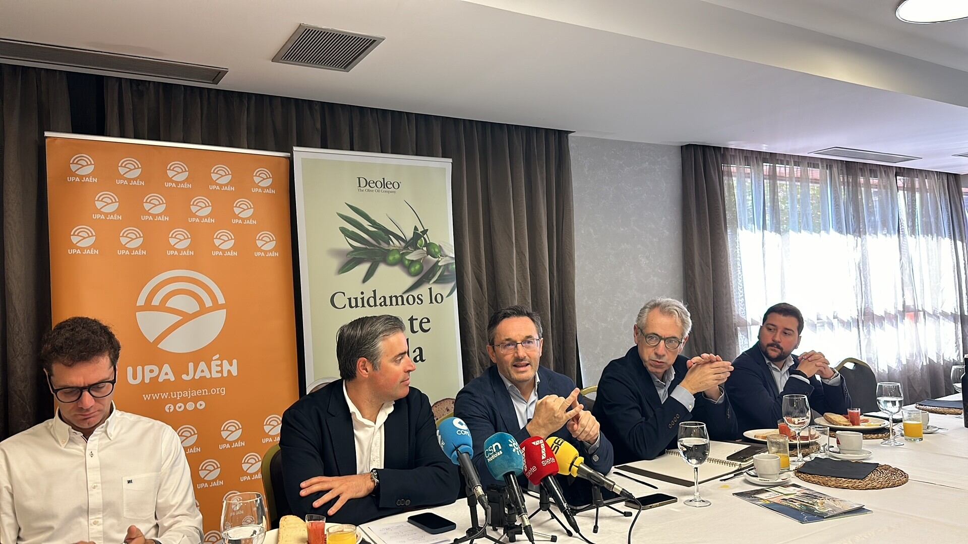 Desayuno informativo de UPA y Deoleo.