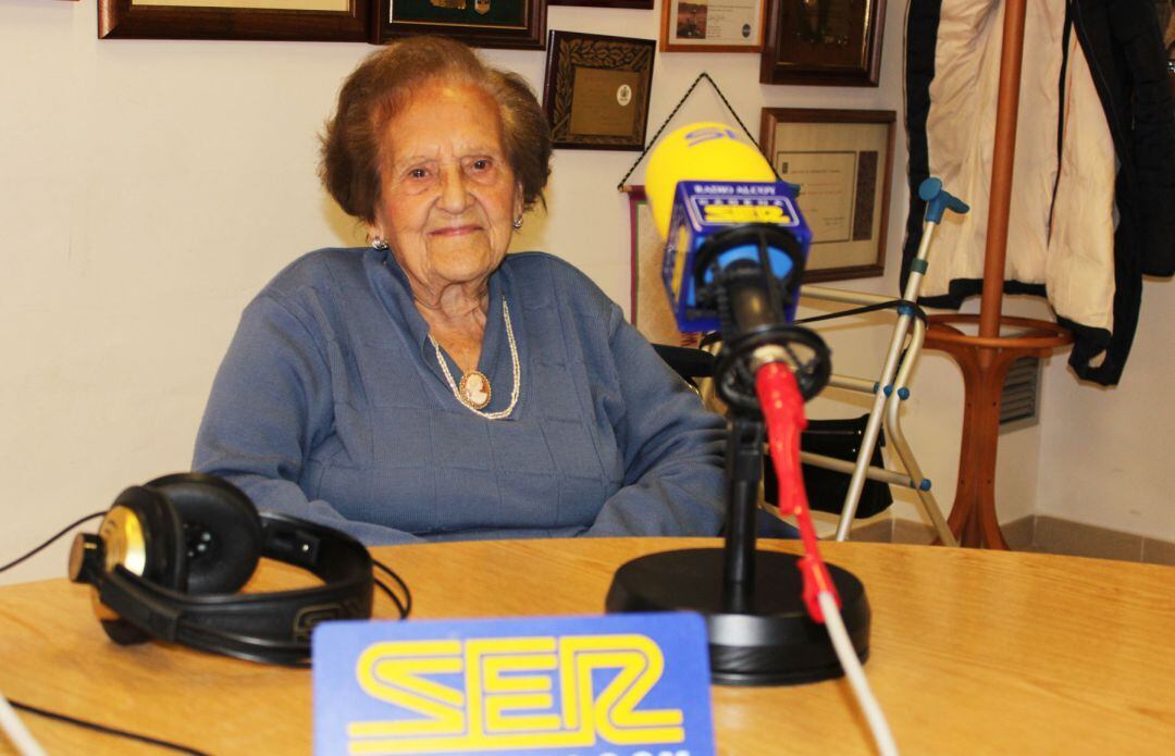 Fina Beneyto Beneyto, en los estudios de Radio Alcoy cuando cumplió 104 años.