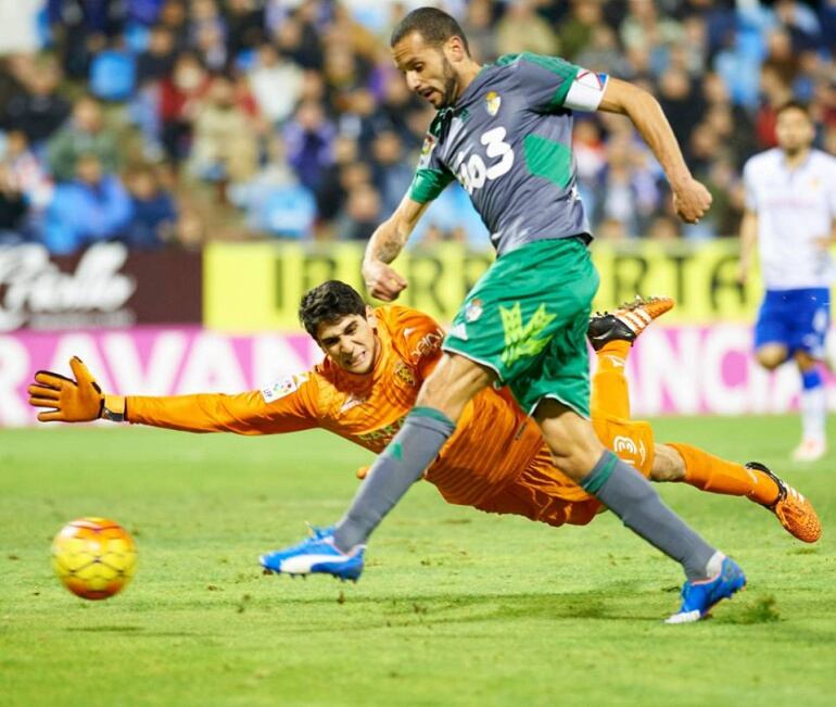 Bono se estira ante un remate de Yuri