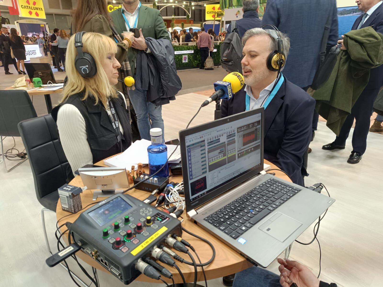 Inma Salguero y Fernando Pizarro en el stand de Extremadura en Fitur