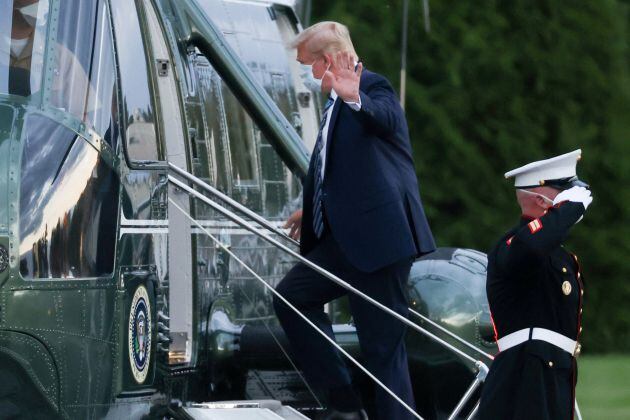 El presidente Trump sube al helicóptero.