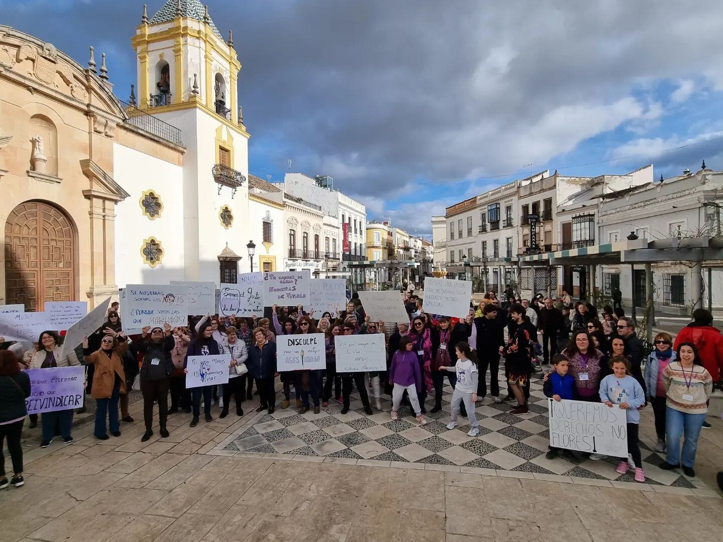 Un centenar de personas acudieron a la convocatoria de la asociación Rondafem que se desarrolló en la plaza del Socorro