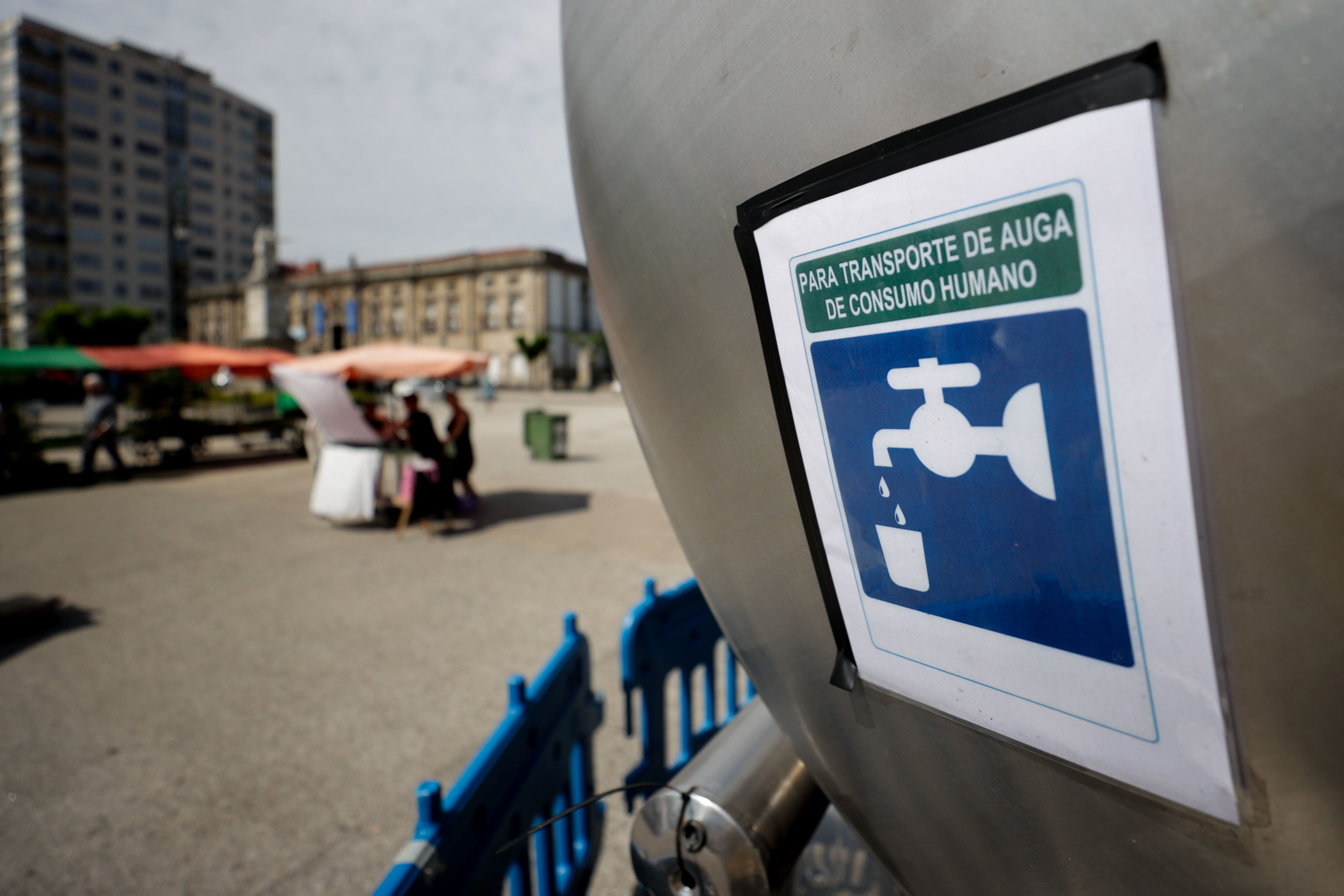 Cisterna con agua potable instalada en el centro del concello de Betanzos, tras el brote de gastroenteritis declarado en el municipio coruñés.