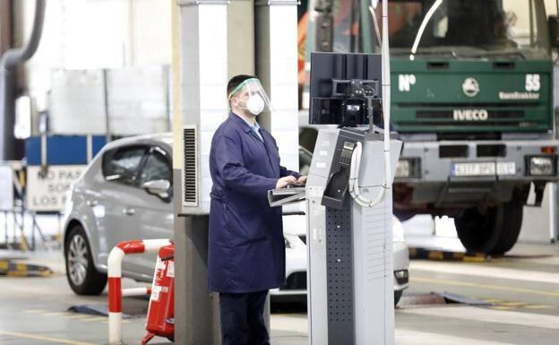 Técnico de ITV en plena revisión.