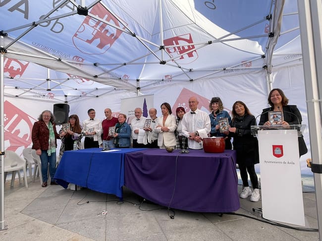 Foto de familia durante la presentación del libro