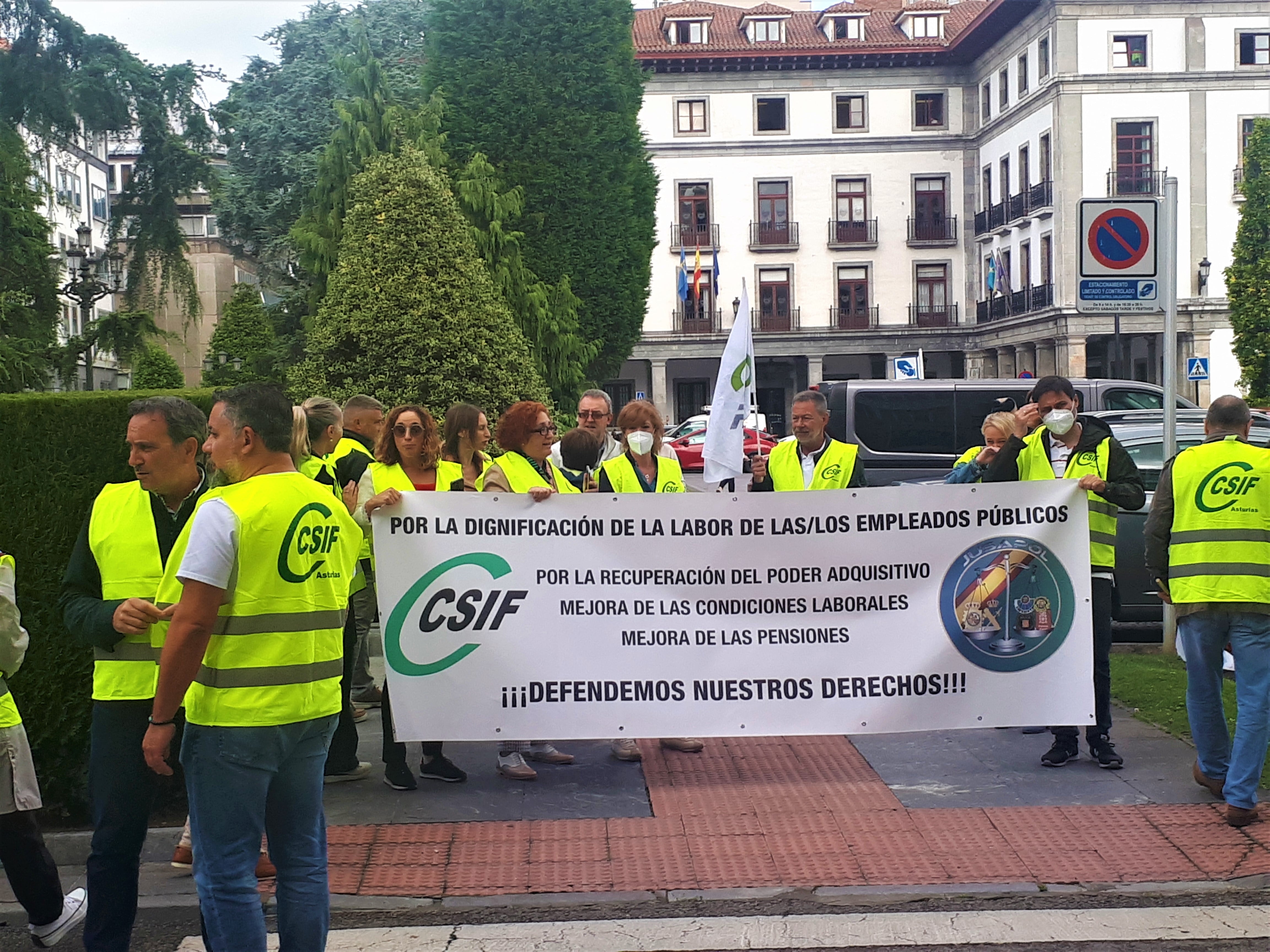 Un momento de la concentración de este miércoles en la Plaza de España, en Oviedo.