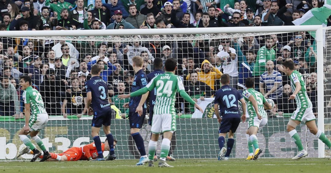 Los jugadores del Real Betis celebran el gol de Borja Iglesias ante la Real Sociedad en el estadio Benito Villamarín.