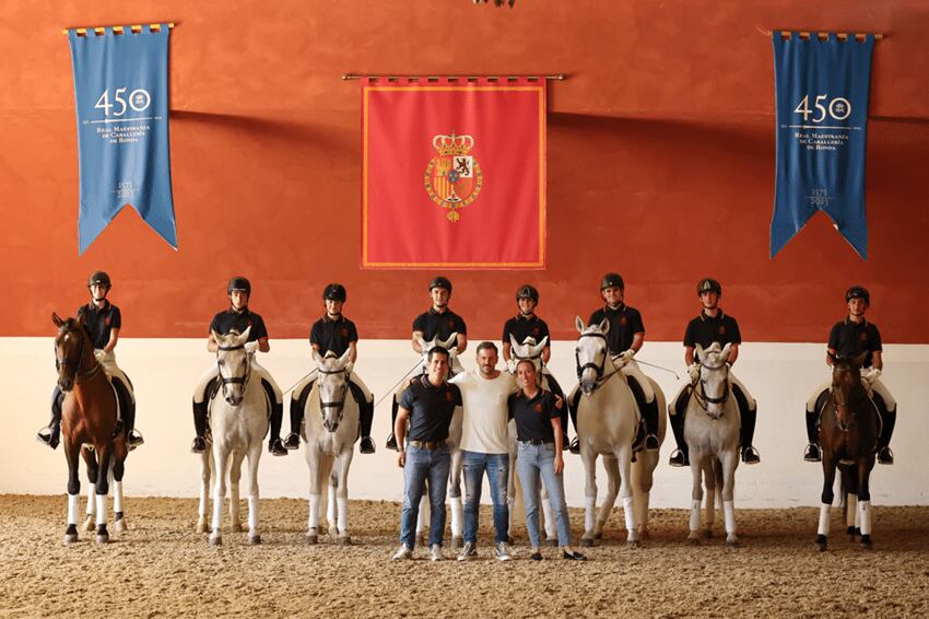 El punto culminante de esta unidad didáctica ha sido una exhibición ecuestre del domador Santi Serra Camps y los alumnos de la Escuela de Equitación de la Real Maestranza de Caballería de Ronda organizada por la RMR en su Plaza de Toros