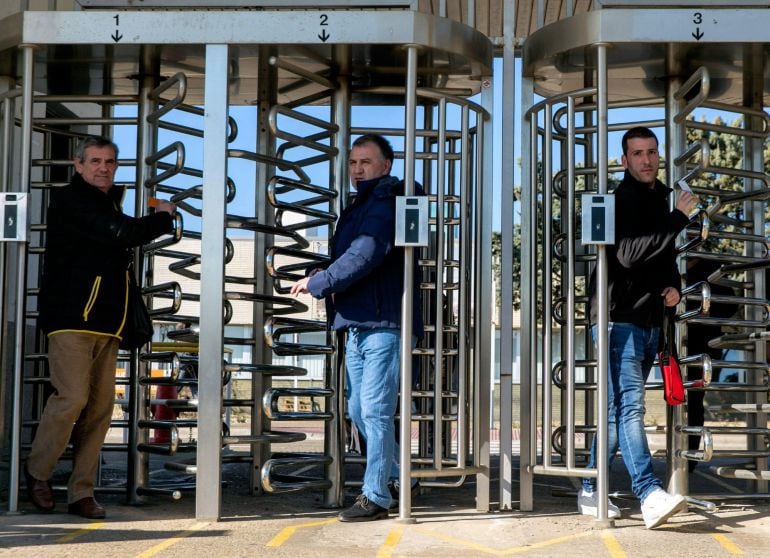 Trabajadores de Opel España salen de la factoría de Figueruelas (Zaragoza)