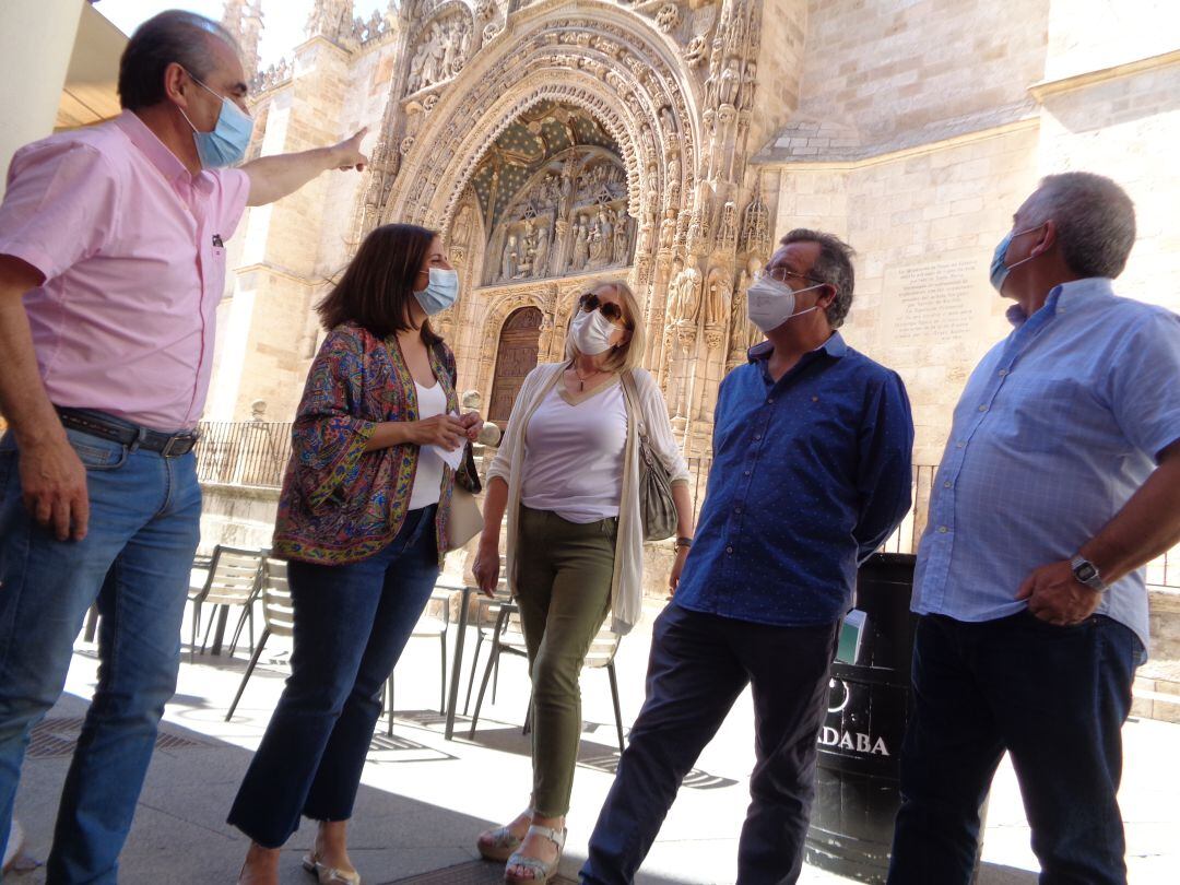 De izq a dcha, el procurador Luis Briones, Esther Peña, la concejal Amparo Simón, José Ignacio Martín y el portavoz municipal Ildefonso Sanz