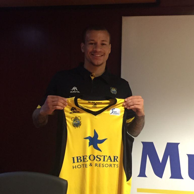 El norteamericano Kerry Carter fue presentado como nuevo jugador aurinegro