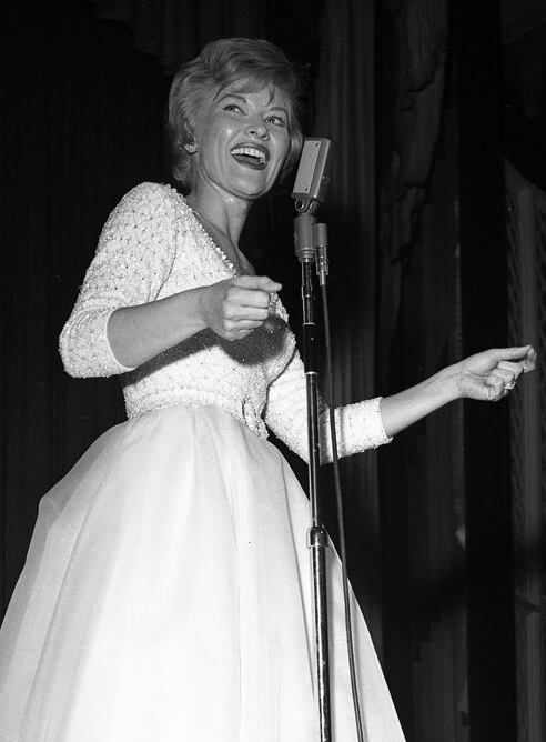 Fotografía de archivo del 25 de enero de 1962 cedida por Las Vegas News Bureau, que muestra a la cantante estadounidense Patti Page durante una presentación en el Hotel Dunes en Las Vegas