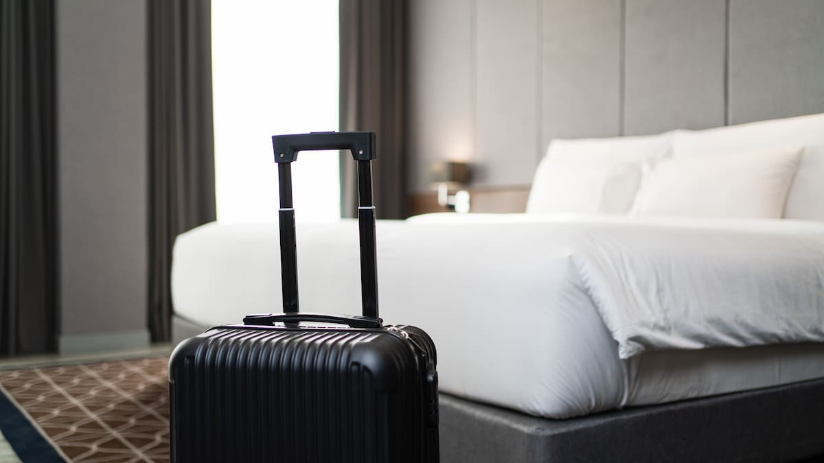 Una camarera de piso revela lo que llevas toda la vida haciendo mal cuando dejas la habitación de un hotel