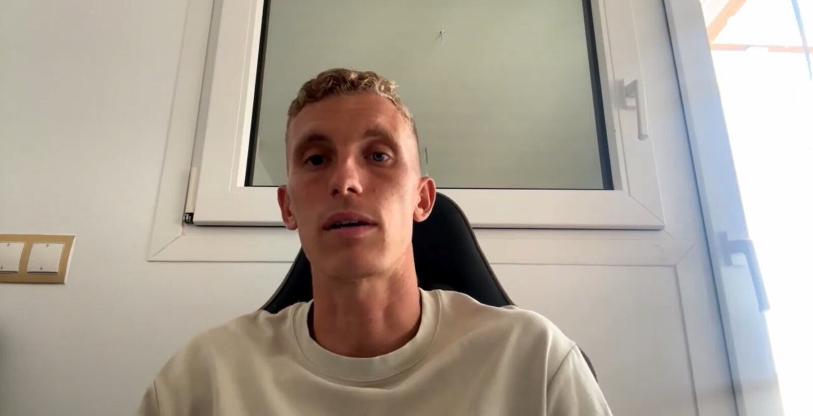 Alberto González, jugador del Real Murcia, atiende a Radio Murcia