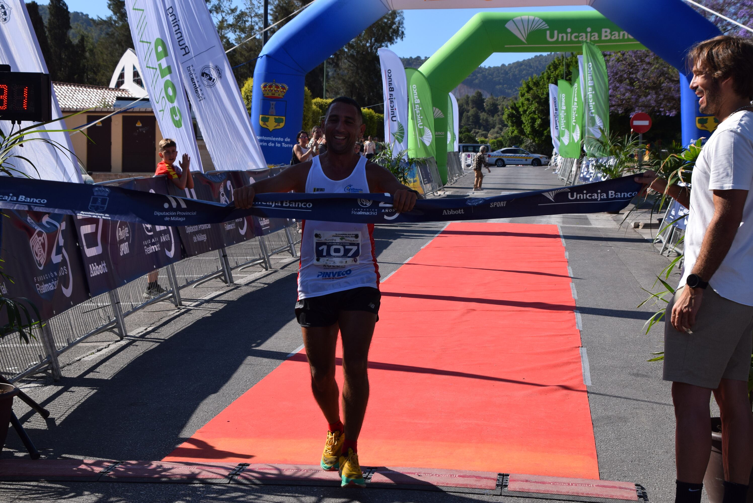 Kamed Mohamed del Club Al Reventón de Alhaurín de la Torre, y Noemí Sánchez, del Club Nerja de Atletismo, ganadores de la Carrera Solidaria en Alhaurín de la Torre