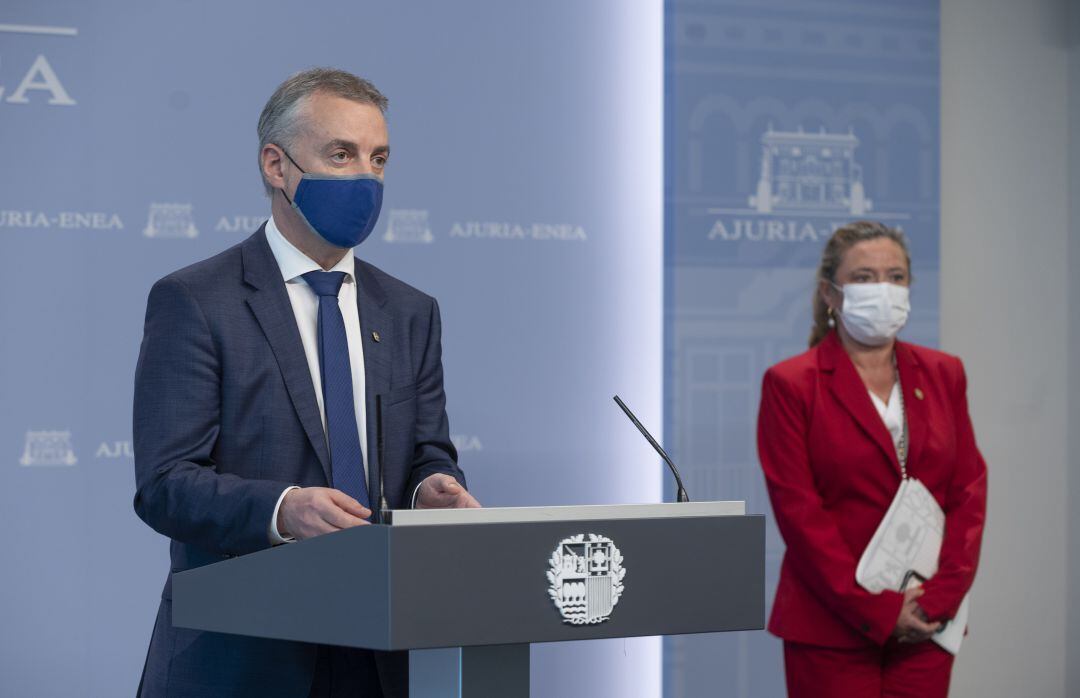 El Lehendakari junto a la consejera de Salud