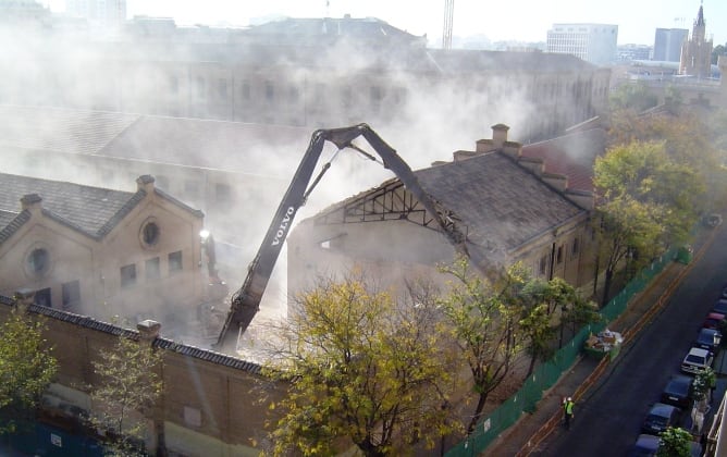 Imagen de las excavadores en los trabajos de derribo de las naves laterales de Tabacalera