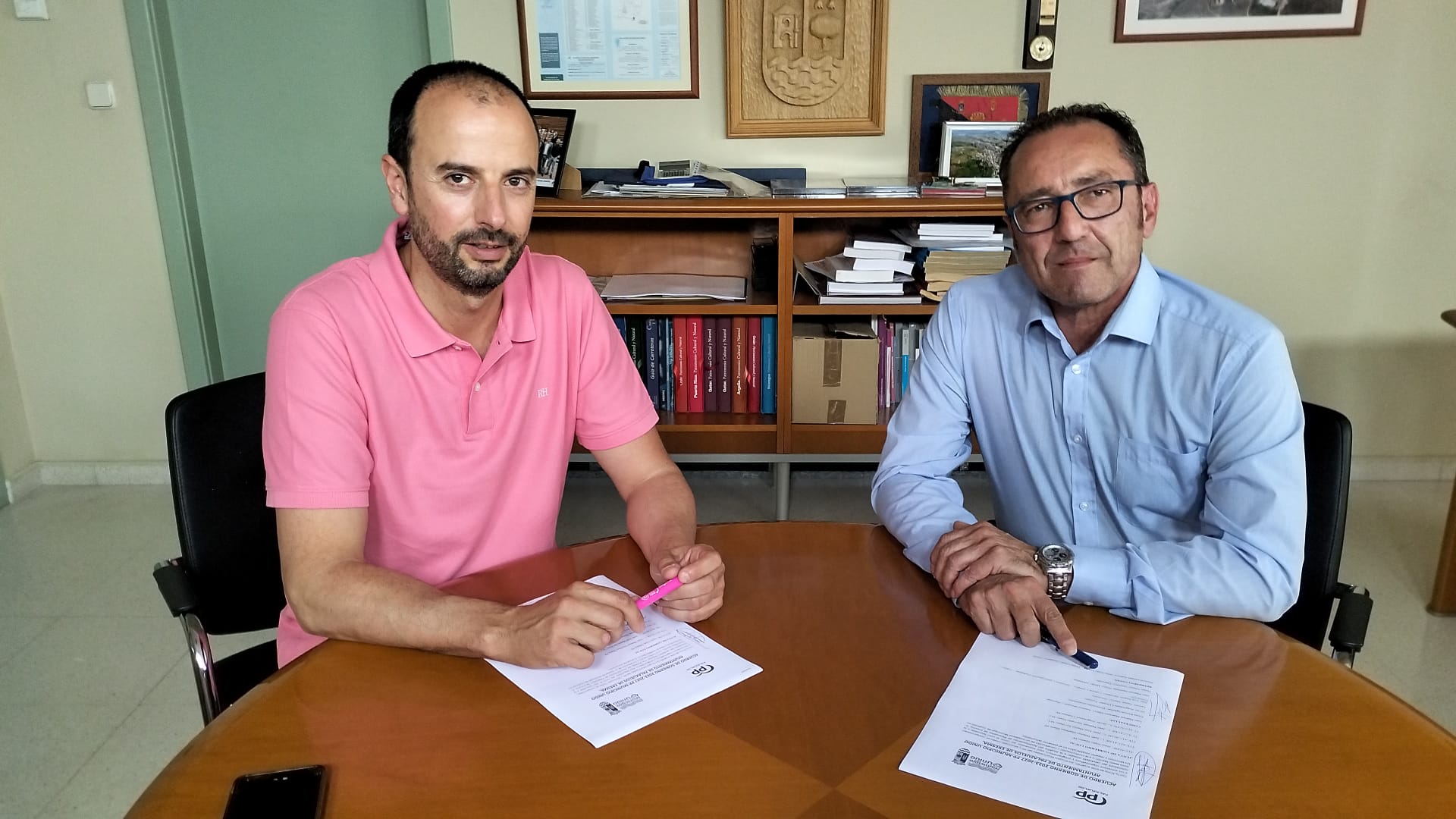 Firma del acuerdo de coalición entre Juan José Martín Sevillano (izq.) y Jesús Nieto para gobernar Palazuelos de Eresma.