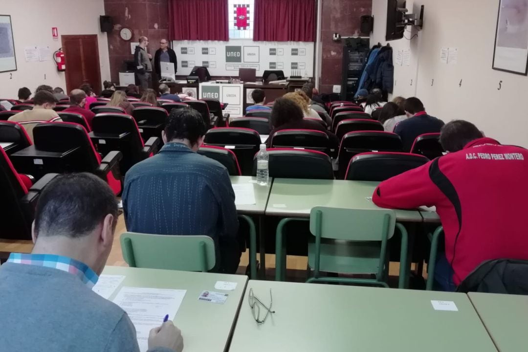 Alumnos de la UNED realizando los exámenes en el centro de Úbeda.