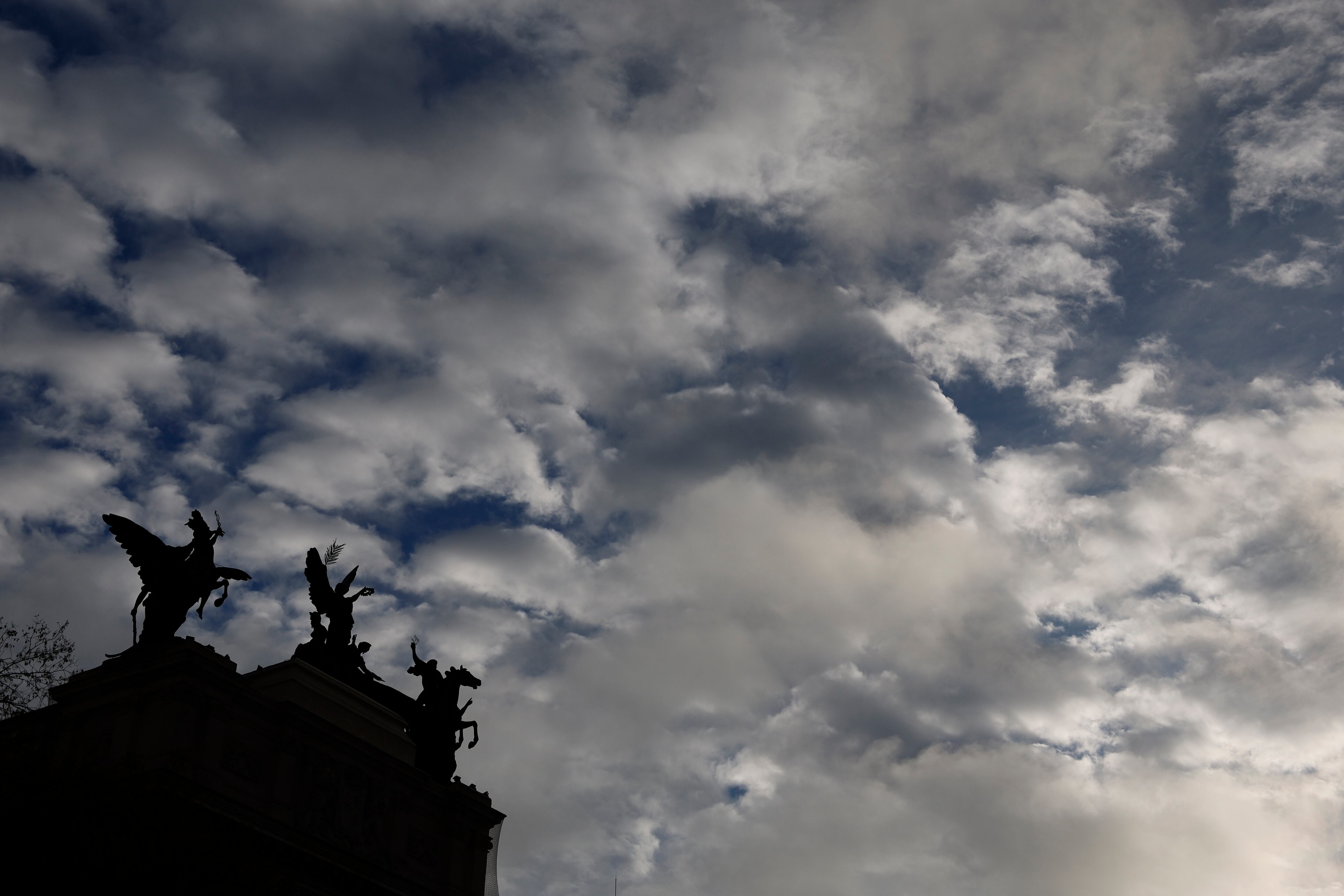Las estatuas del Ministerio de Agricultura se recortan sobre un cielo nuboso en la mañana de este viernes en Madrid.