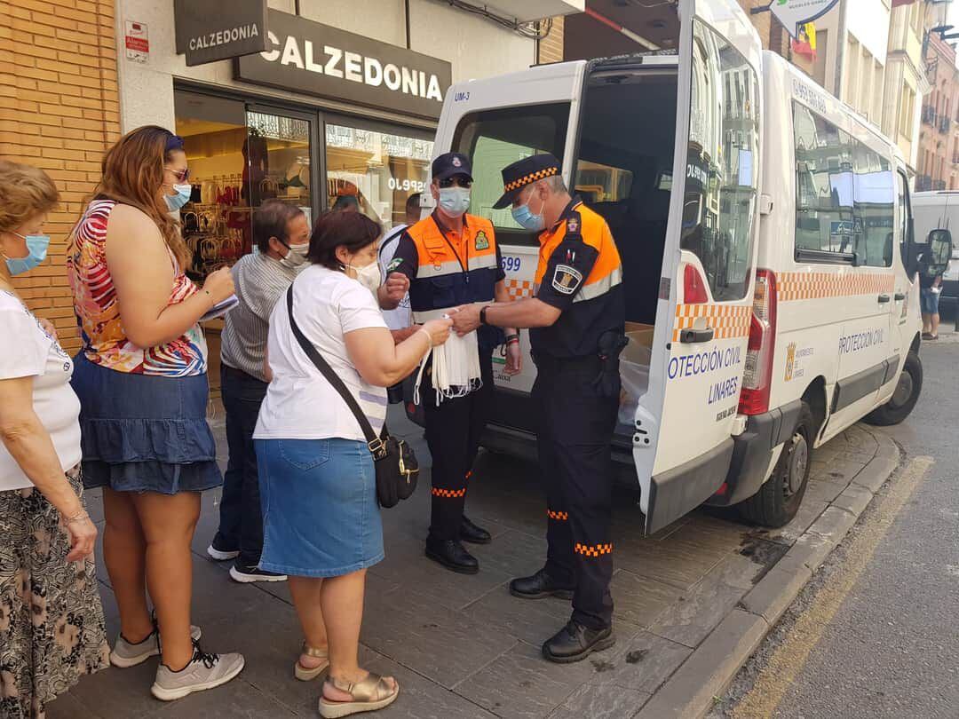 Entrega de mascarillas a cargo de Protección Civil de Linares en la primera ola de la pandemia.