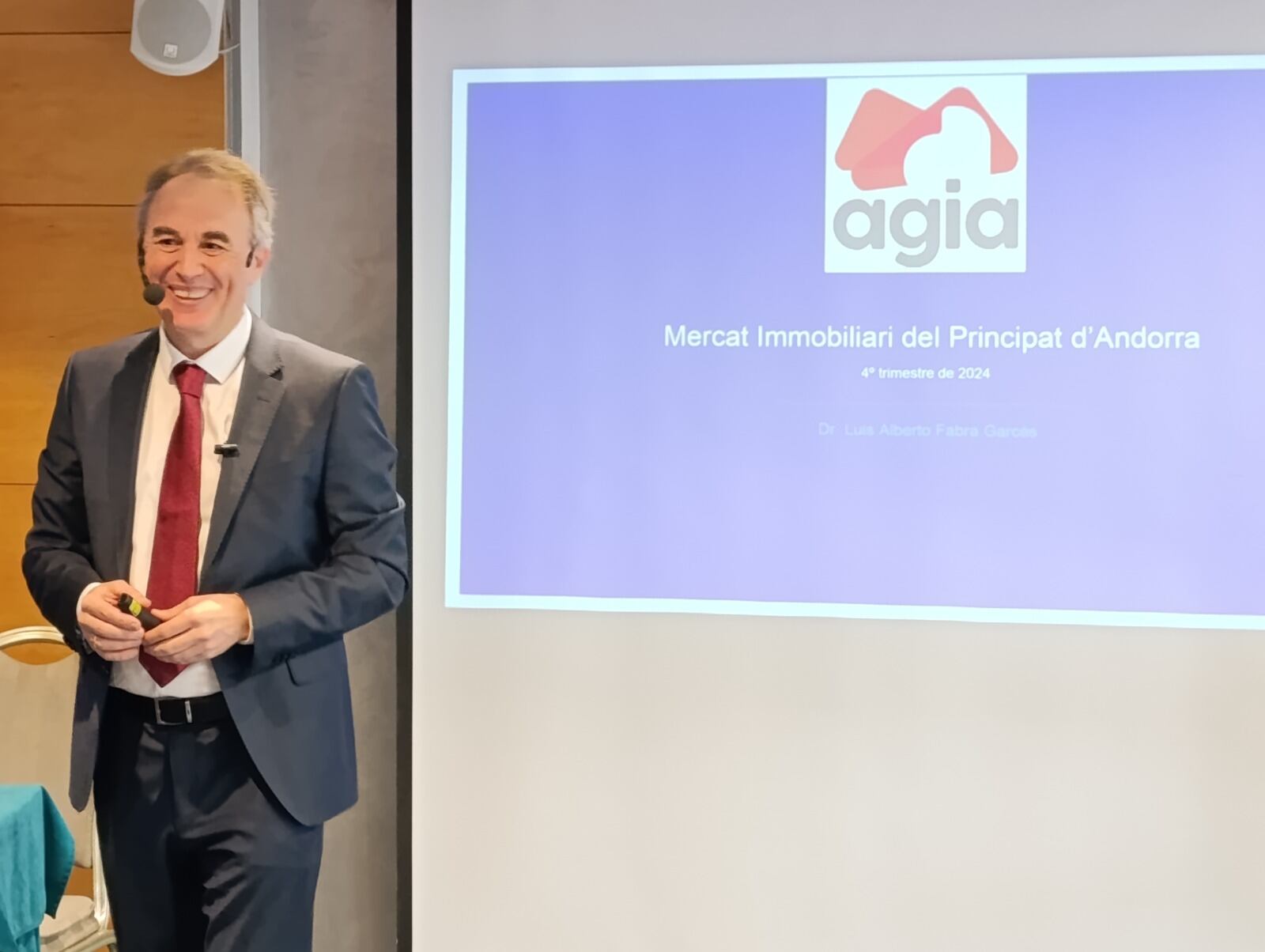 El catedràtic Luís Alberto Fabra durant la presentació de l&#039;estudi sobre el mercat immobiliari d&#039;Andorra