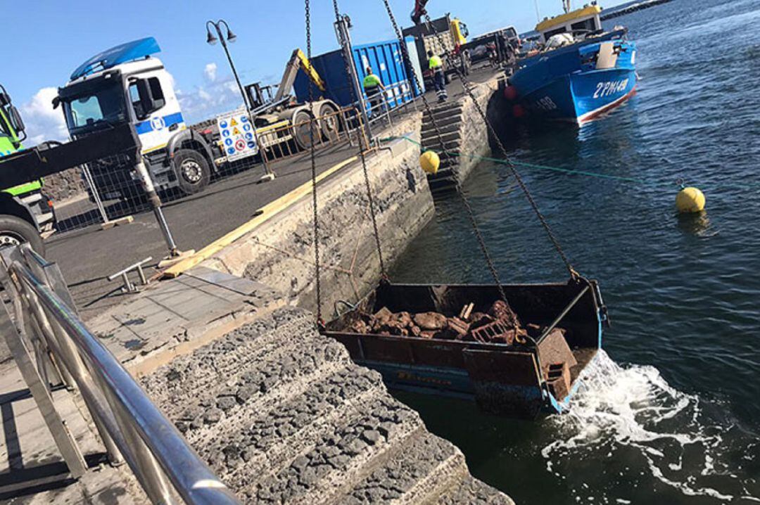 Trabajos en el muelle de Órzola.