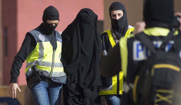 Agentes españoles detienen a una mujer en una operación realizada el pasado mes de diciembre contra el yihadismo en la ciudad de Melilla.