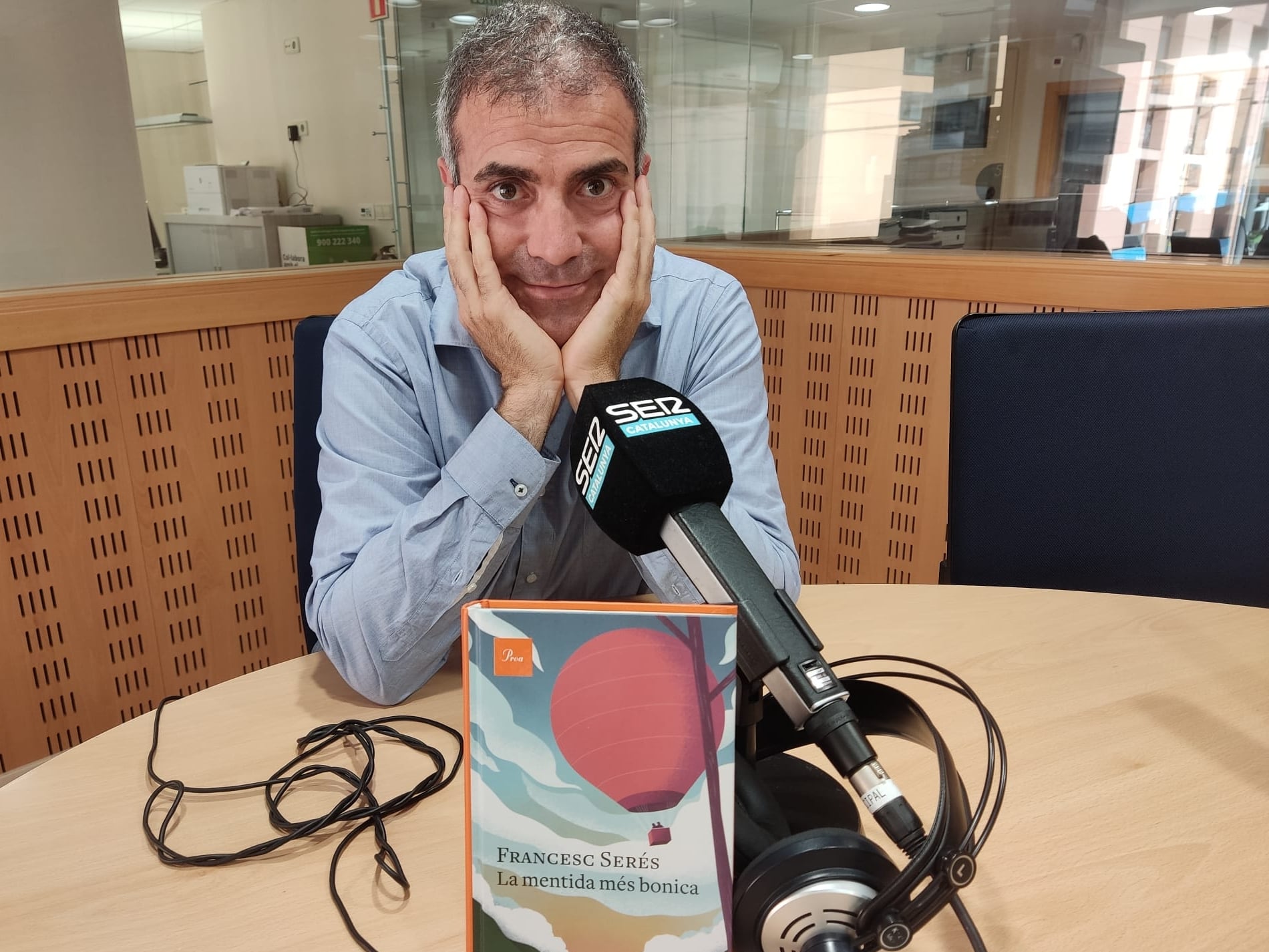 Francesc Serés, als estudis de Ràdio Girona.