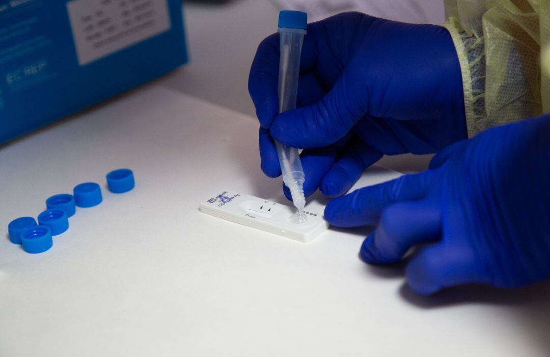 Una sanitaria comprueba el resultado de un test de antígenos, en un dispositivo de cribado masivo instalado en el Hospital Perpetuo Socorro, en Badajo, el pasado 1 de abril.