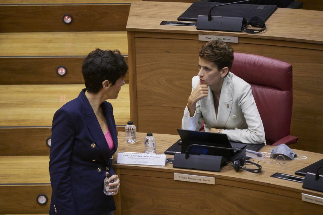 La Presidenta del Gobierno de Navarra, María Chivite,habla con la consejera de Economía y Hacienda de Navarra, Elma Saiz