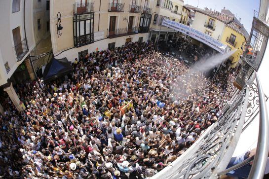 Los servicios de mantenimiento refrescan al público en el Sonorama Ribera