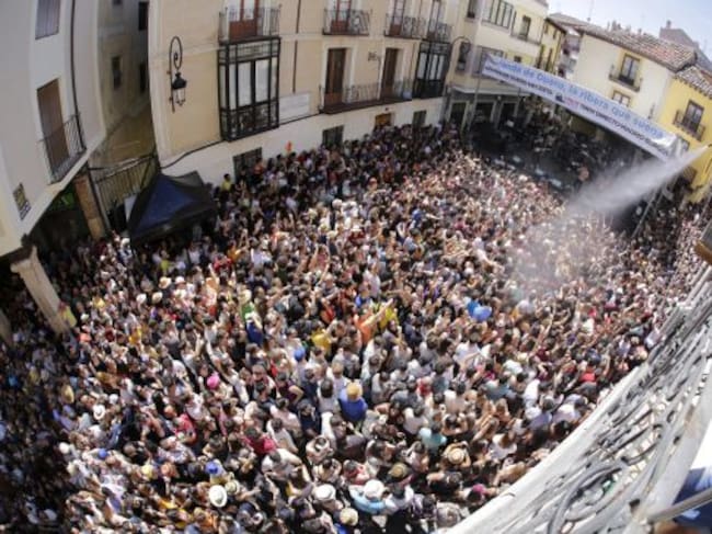 Los servicios de mantenimiento refrescan al público en el Sonorama Ribera